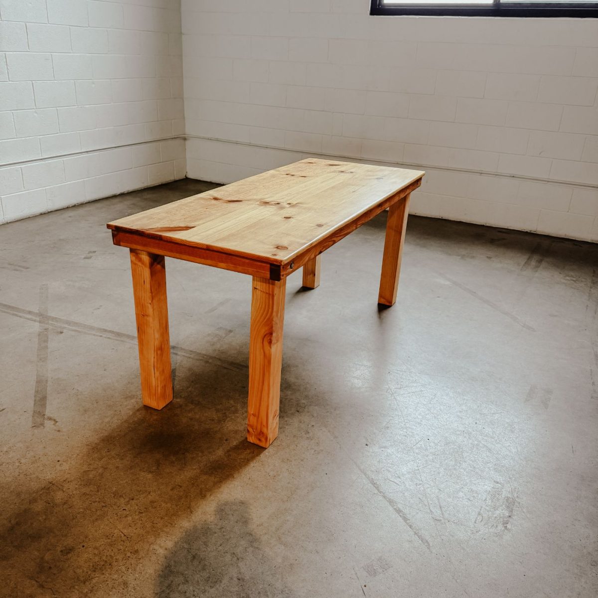 5.5' Honey Sweetheart Table