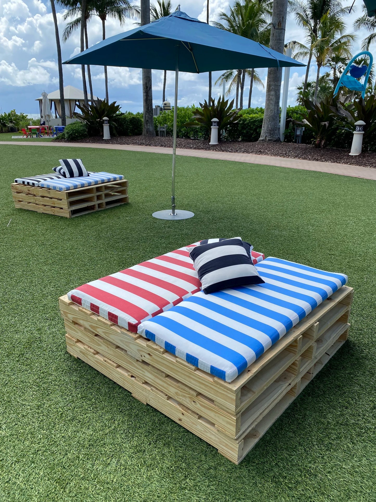 Wood Pallet Lounge - Bed