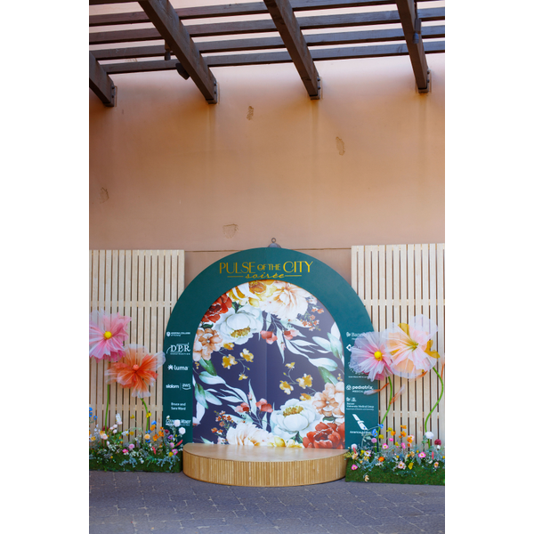 XL Lifesize Faux Floral Garden