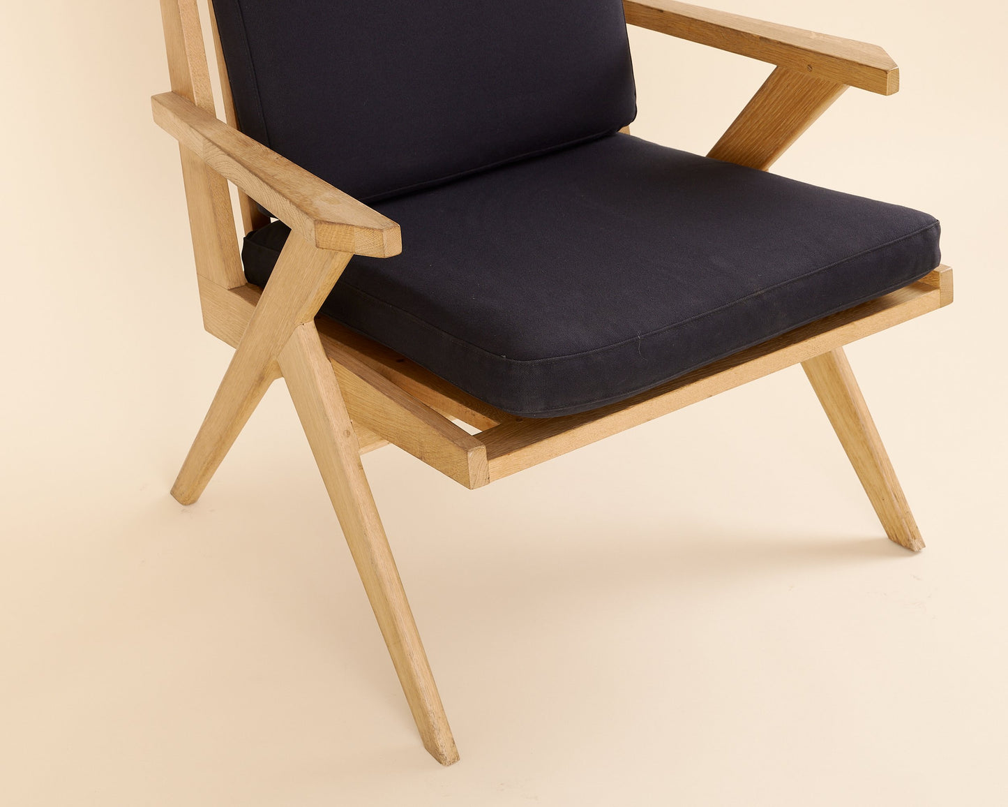 Black Nina Lounge Chair