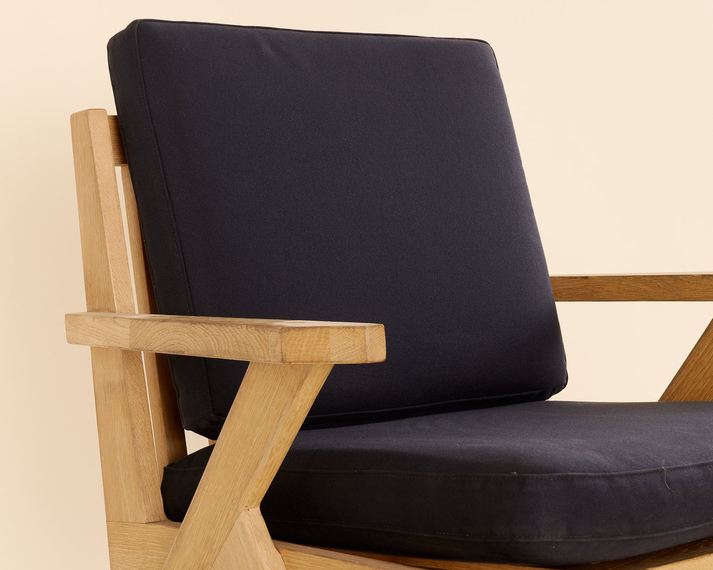 Black Nina Lounge Chair